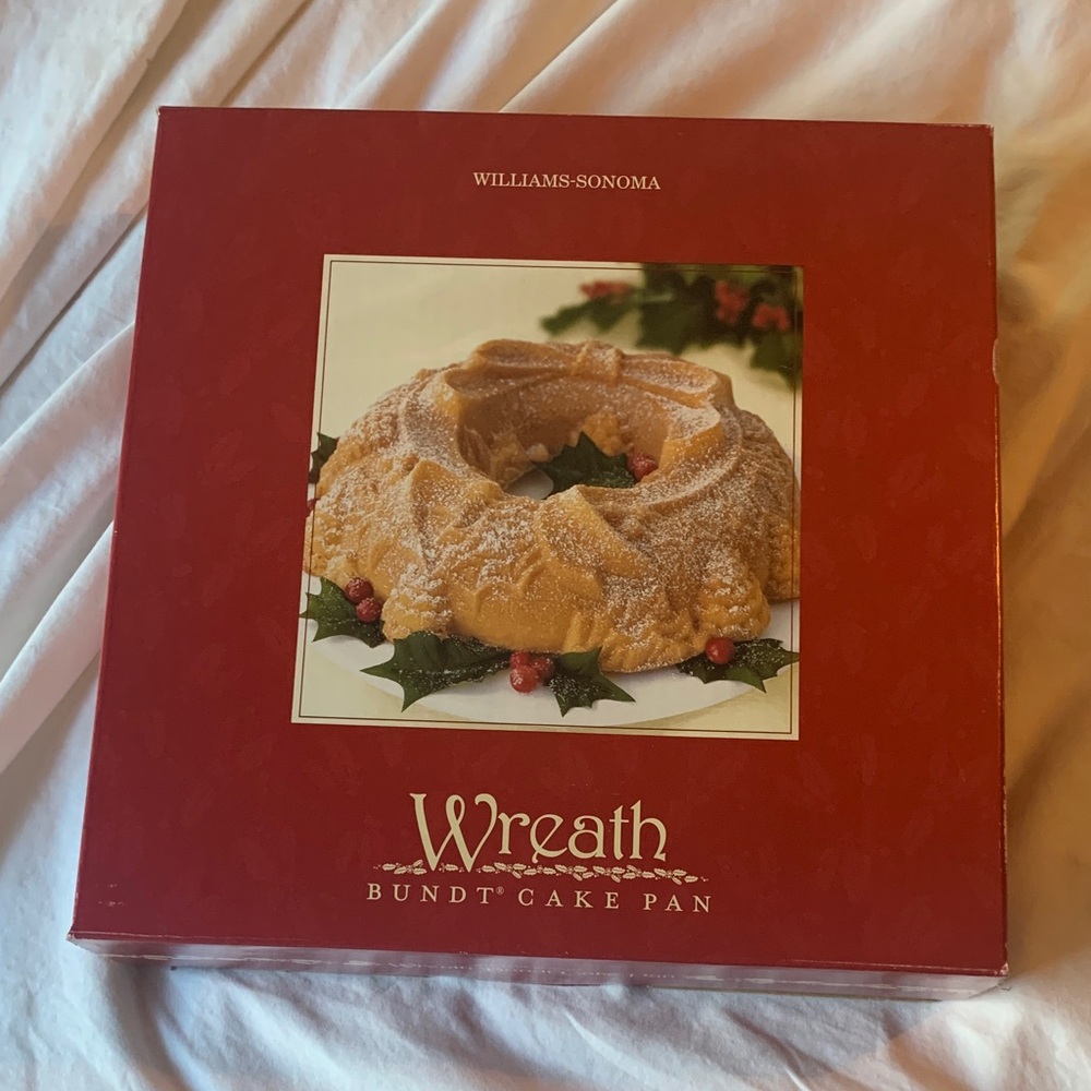 Williams Sonoma Red Wreath Bundt Cake Pan
